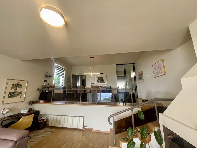 Obývacia časť s otvorenou galériou a jedálenským kútom