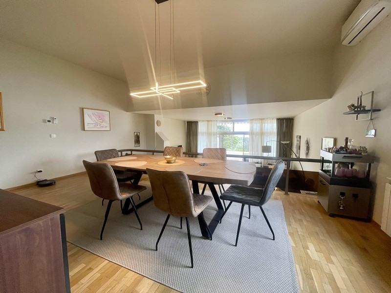 Jedáleň s veľkým stolom a výhľadom do obývacej izby