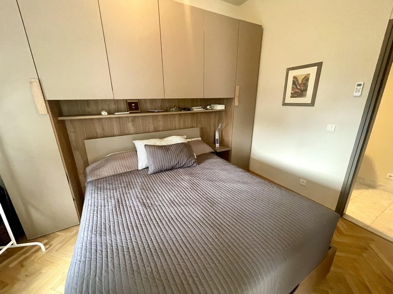 Spálňa s manželskou posteľou a vstavanými skriňami