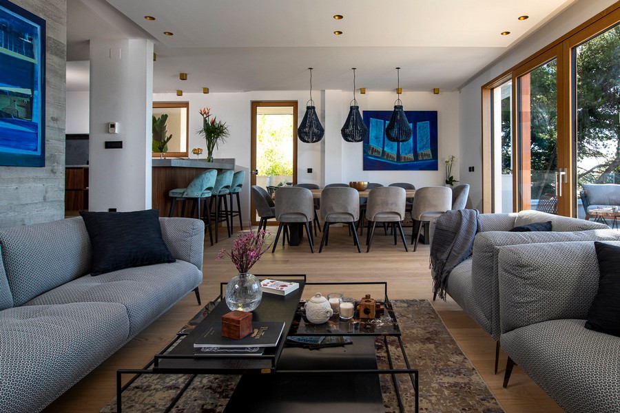 Moderná obývacia izba s jedálenským kútom a oknami od podlahy až po strop