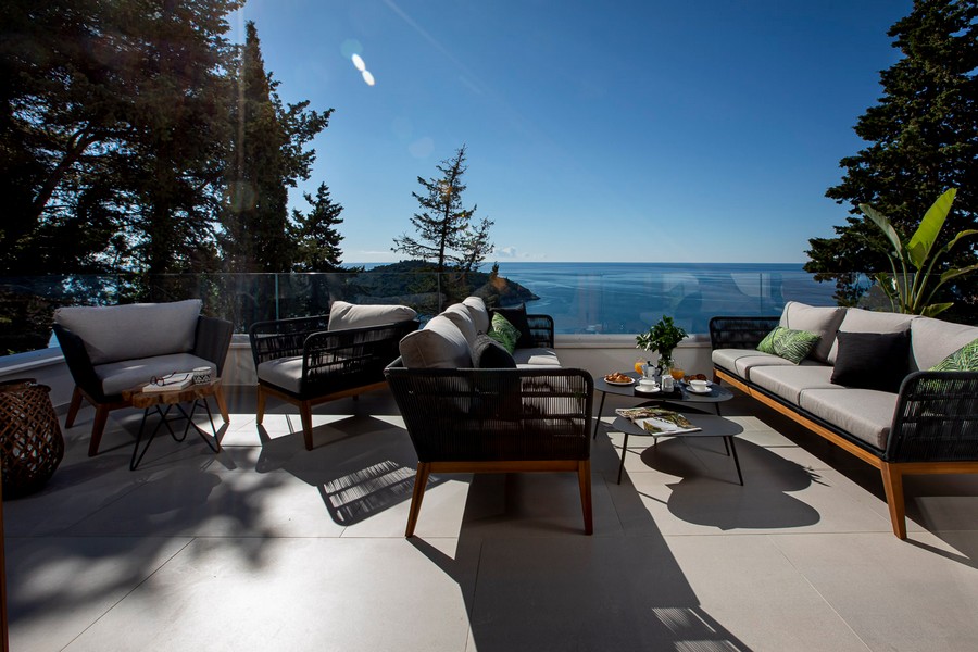 Terasa s posedením a výhľadom na more