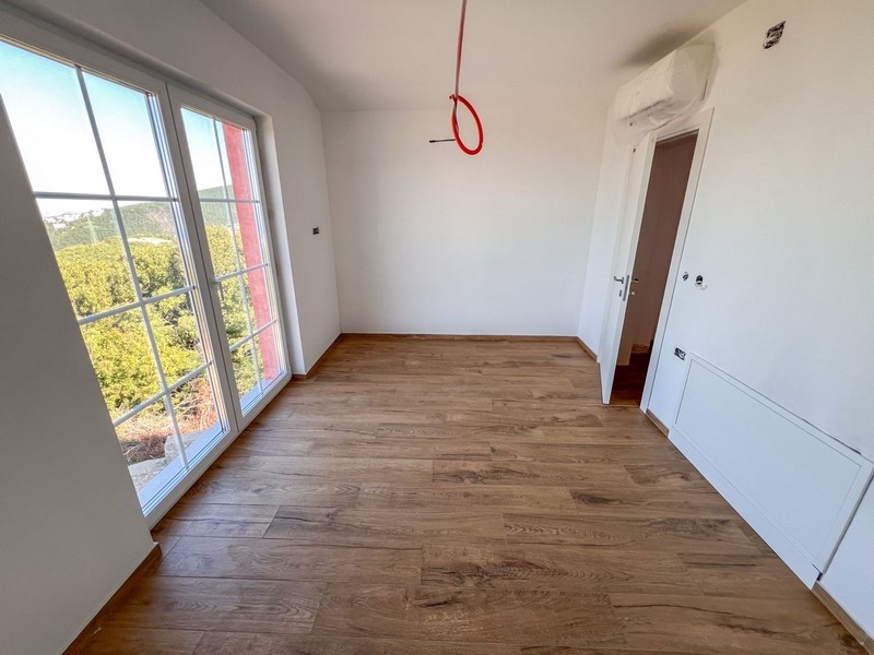 Izba s veľkým oknom a výhľadom na more