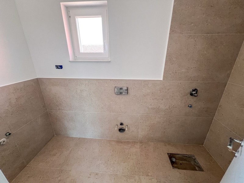 Moderná dláždená kúpeľňa