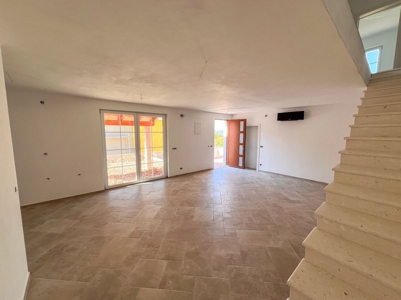 Obývacia časť so vstupom na terasu