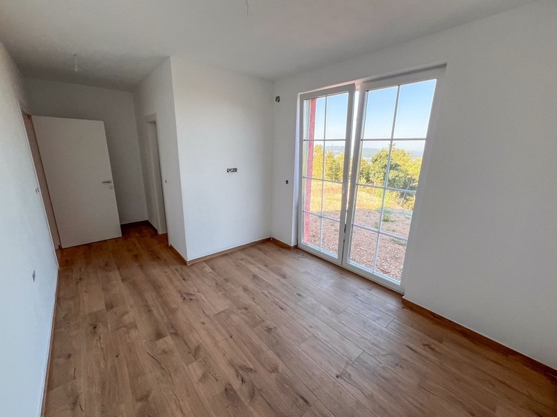 Spálňa s oknami od podlahy až po strop