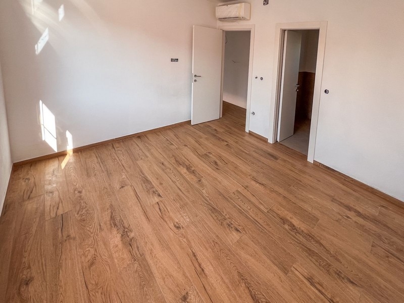 Svetlá spálňa s drevenými podlahami