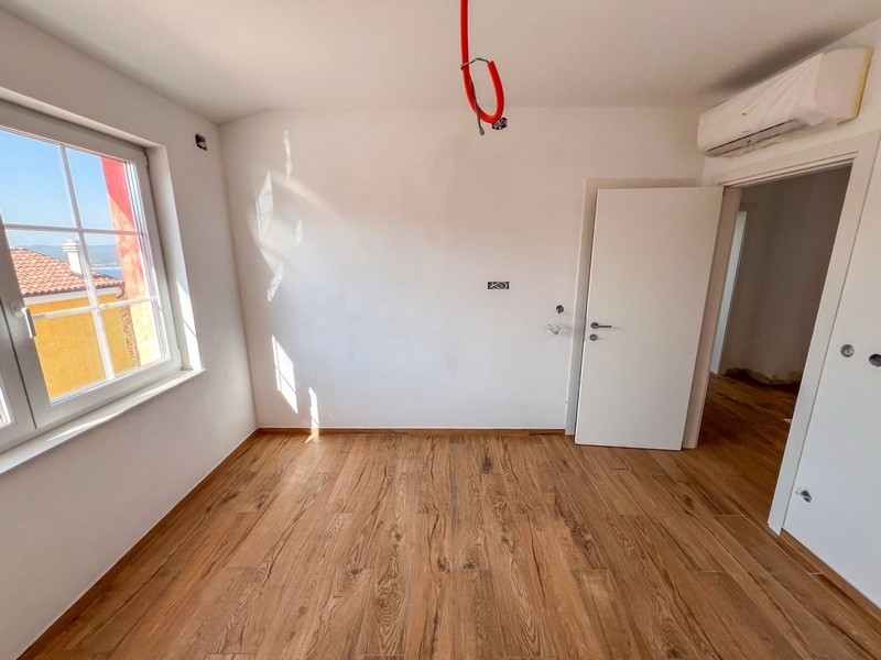 Spálňa s oknom a klimatizáciou