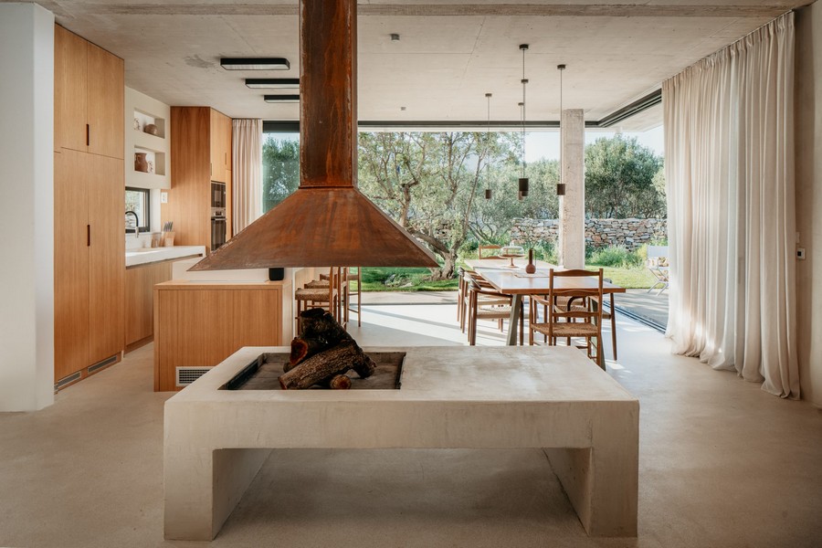 Otvorená kuchyňa s veľkým jedálenským kútom a krbom