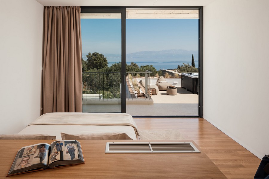 Spálňa s terasou a výhľadom na jacuzzi