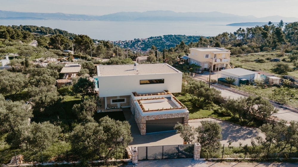 Moderná vila na Šolte s výhľadom na more a veľkým pozemkom