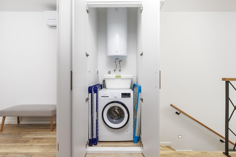 Práčka a bojler vo vstavanej skrini