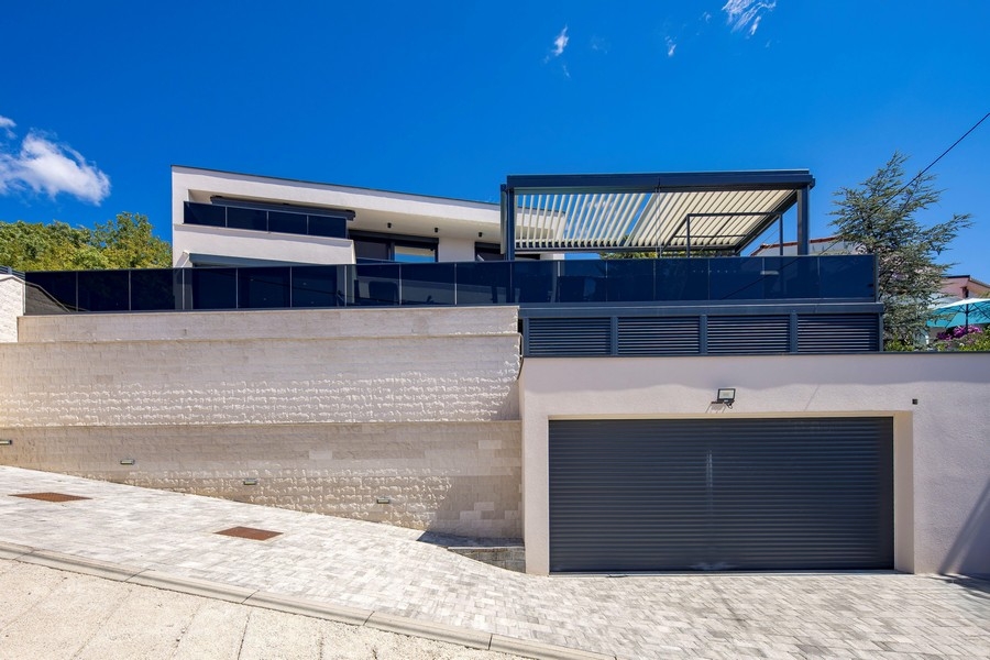 Pohľad na ulicu modernej vily s garážou