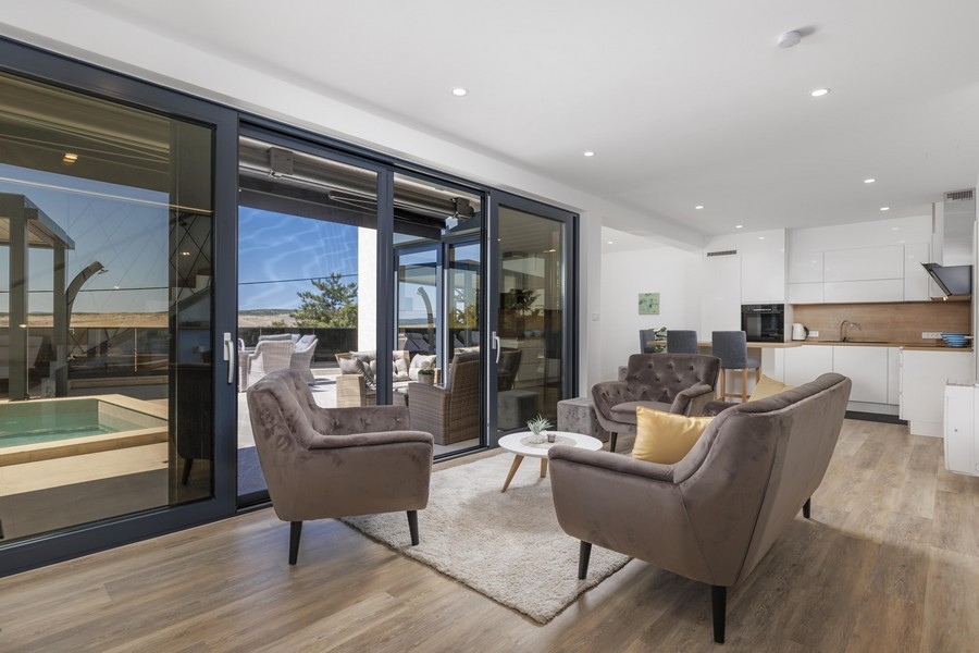 Moderná obývačka s výhľadom na terasu a bazén