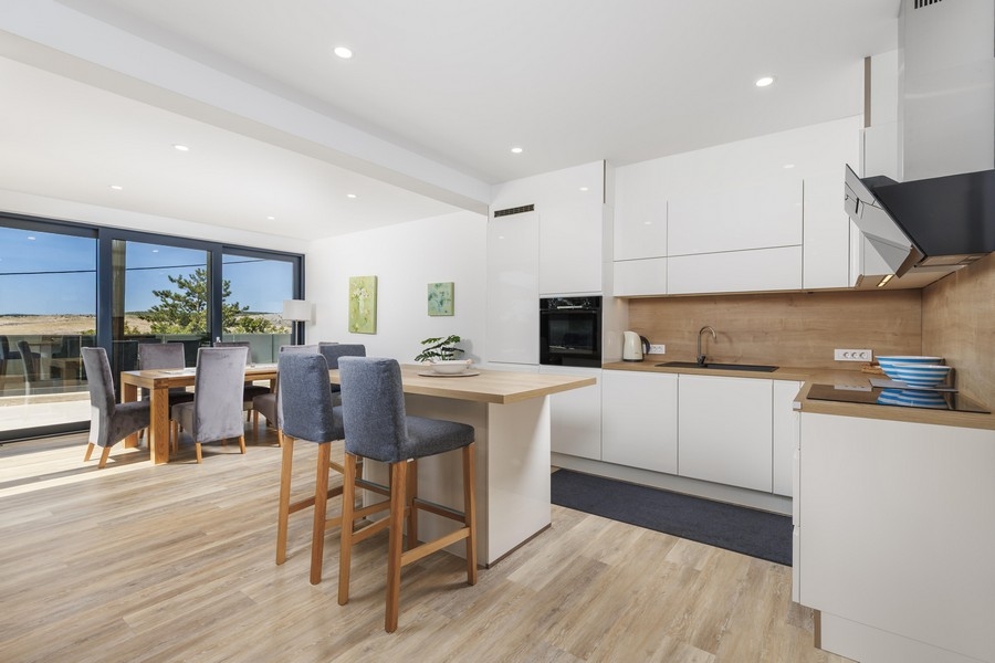 Otvorená kuchyňa s jedálenským kútom a prístupom na terasu