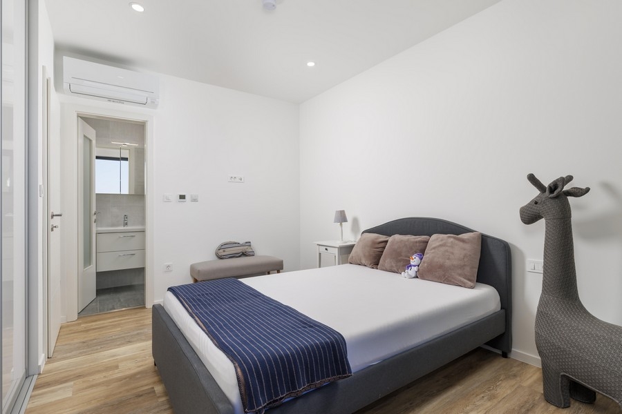 Spálňa s manželskou posteľou a vlastnou kúpeľňou