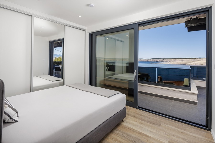 Spálňa s terasou a výhľadom na more