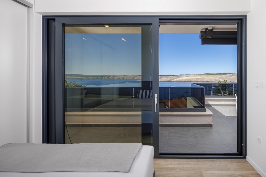 Výhľad zo spálne na terasu a more