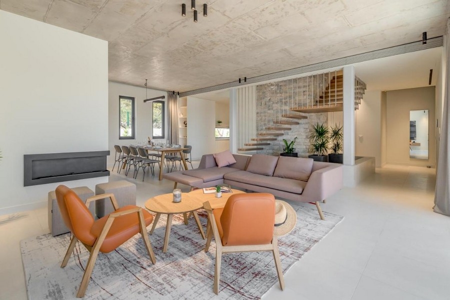 Obývacia časť s otvoreným schodiskom a jedálenským kútom vo vile