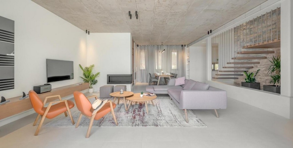 Priestranná obývacia izba s pohovkami a prístupom na terasu