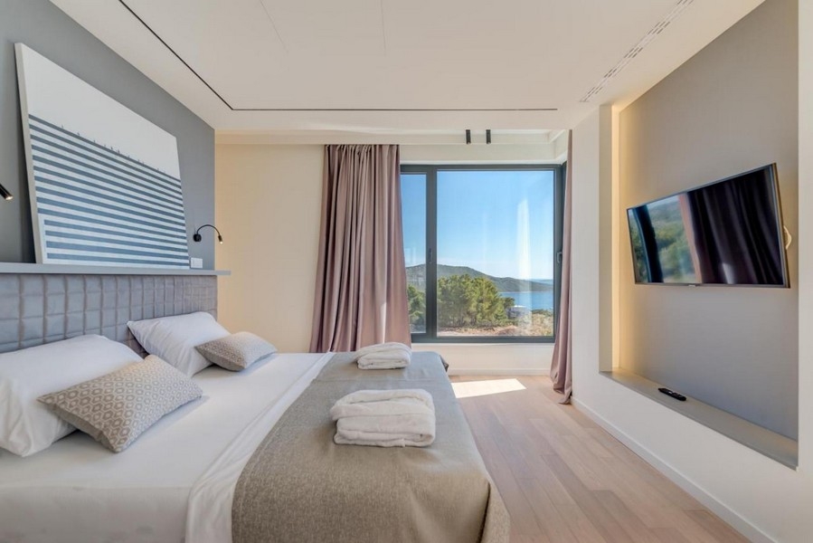 Spálňa s manželskou posteľou a výhľadom na more v Chorvátsku