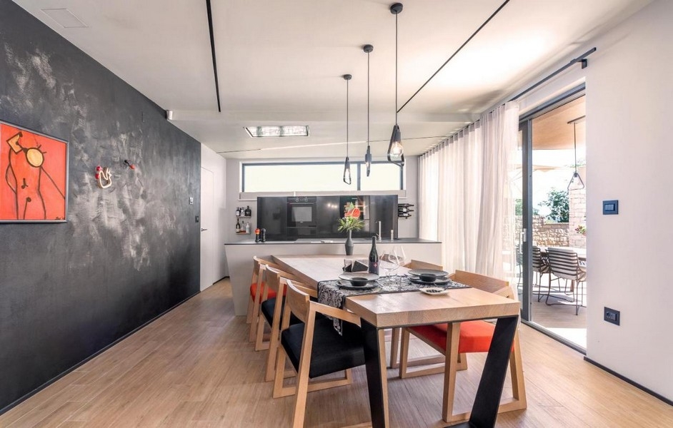 Jedálenský kút s dizajnovým nábytkom a prístupom na terasu