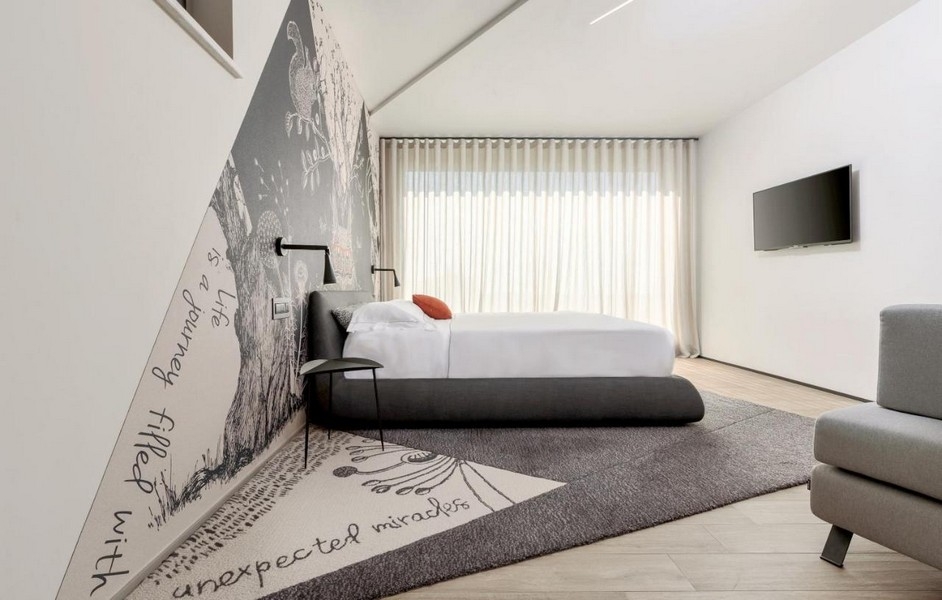 Spálňa s dizajnom stien a veľkým oknom