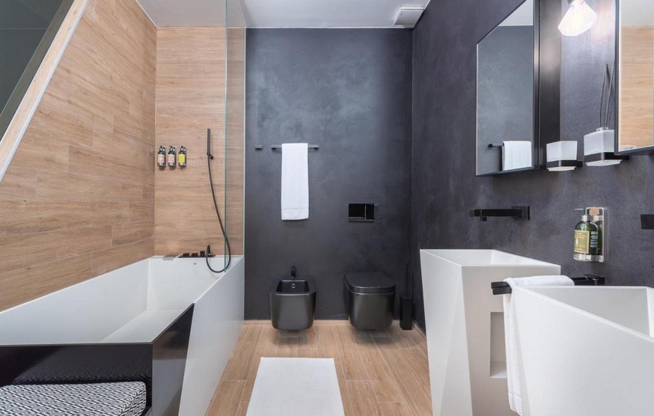 Moderná kúpeľňa s vaňou, bidetom a dvojitým umývadlom