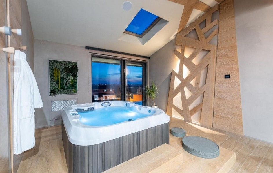 Wellness zóna s vírivkou a strešným oknom