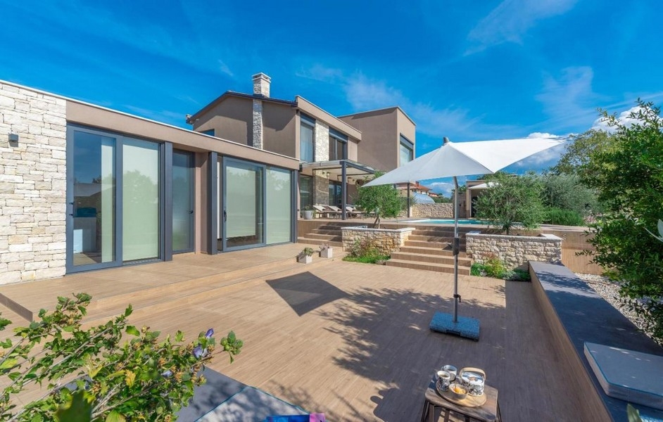 Moderná vila s veľkou terasou a slnečníkom v Umagu