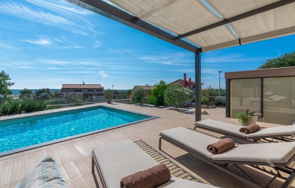 Bazén s ležadlami a výhľadom na okolie