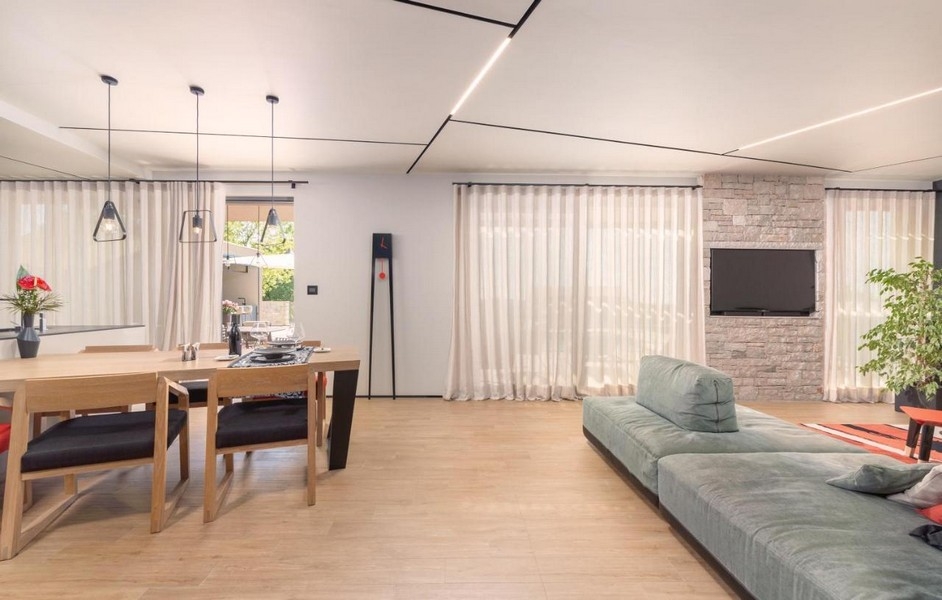 Svetlá obývacia izba s jedálenským kútom a moderným zariadením