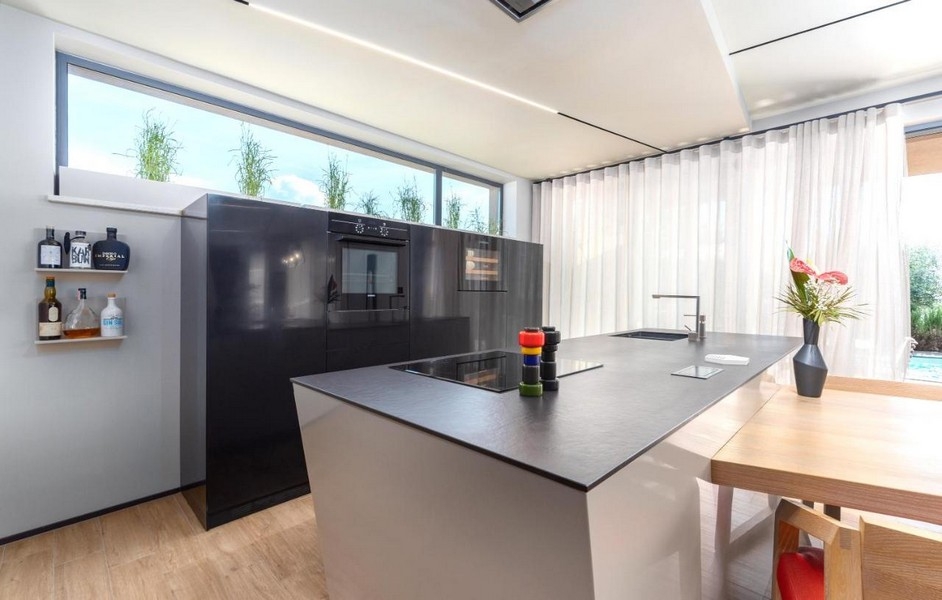 Moderná kuchyňa s ostrovčekom na varenie a jedálenským kútom