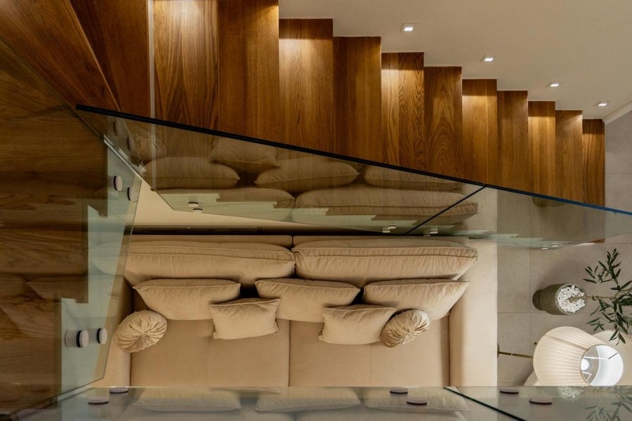 Výhľad na schodisko s drevenými stupňami a skleneným zábradlím