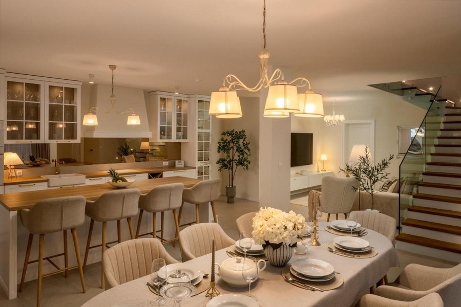 Jedálenský kút s prestretým stolom a výhľadom do kuchyne