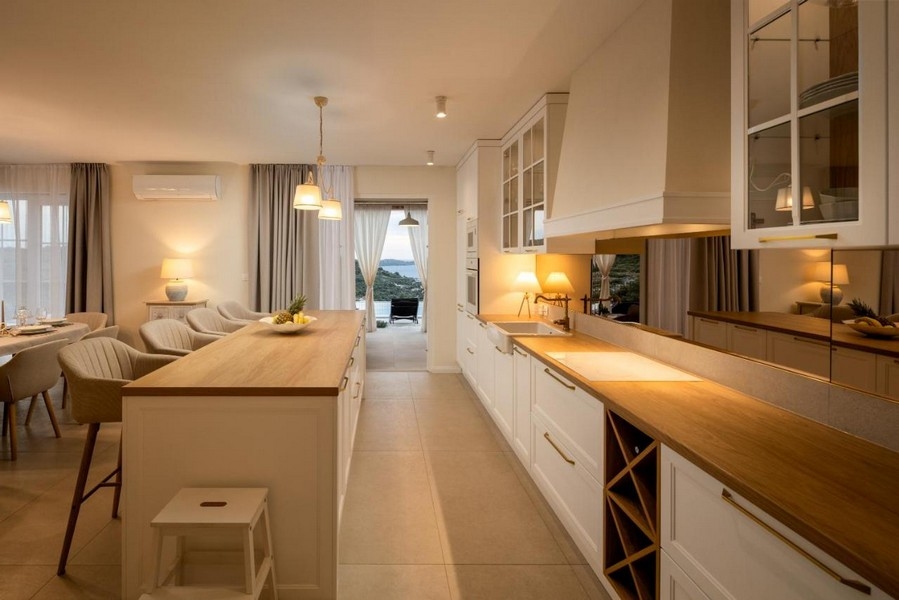Moderná kuchyňa s výhľadom na ostrov a more