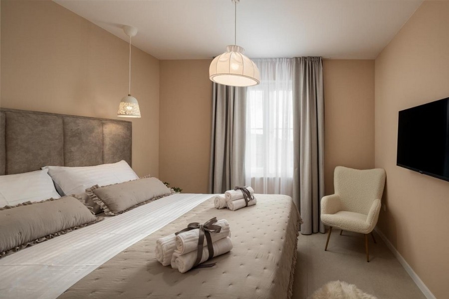 Spálňa s manželskou posteľou, TV a kreslom