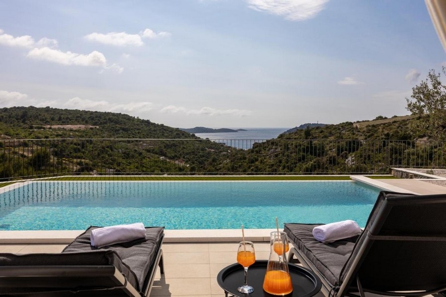 Nekonečný bazén s výhľadom na more a ležadlami