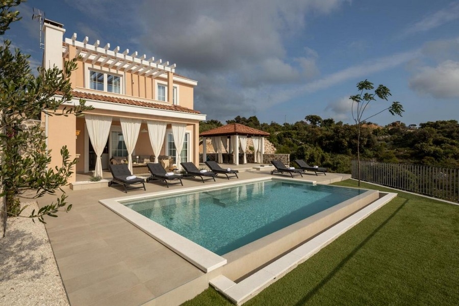 Novopostavená vila s bazénom a krytým pavilónom