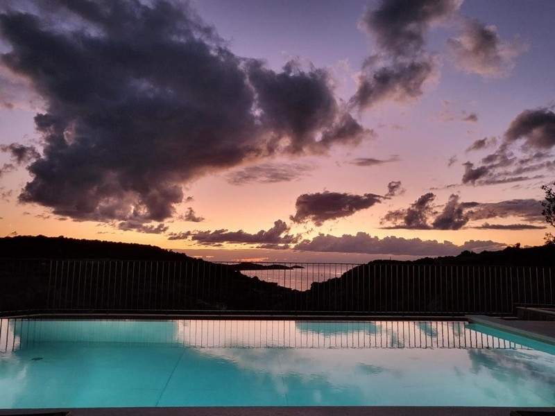 Bazén s výhľadom na západ slnka nad morom