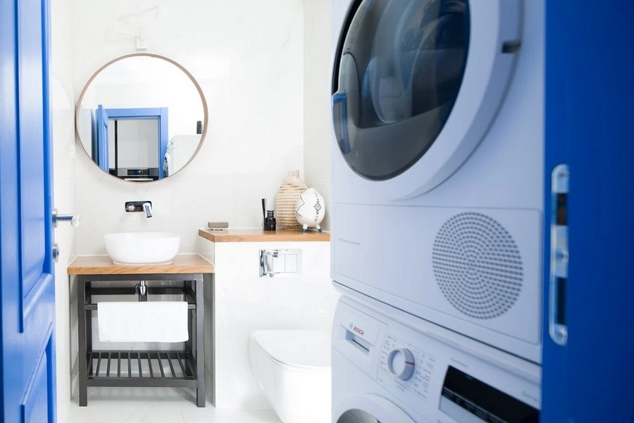 Kúpeľňa s umývadlom a práčkou