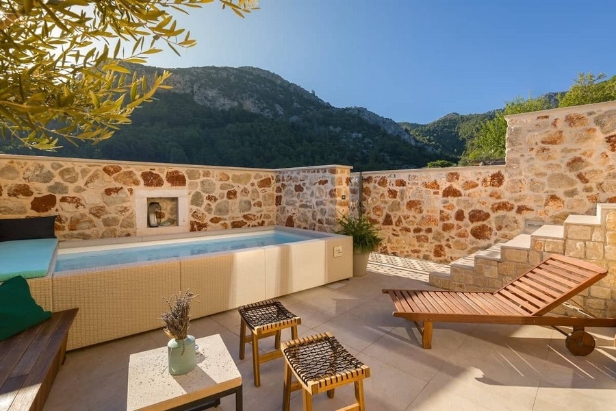 Terasa s bazénom a ležadlami, výhľad na hory