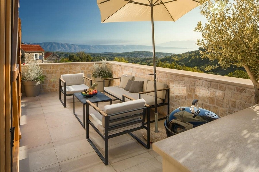 Terasa s posedením, slnečníkom a výhľadom na more