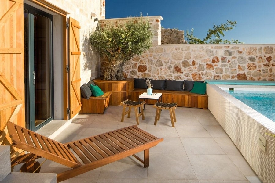 Terasa s bazénom, drevenými ležadlami a lavicou