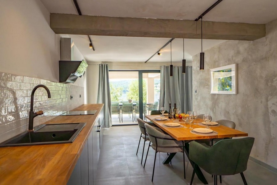 Jedálenský kút s prístupom na terasu a výhľadom na more