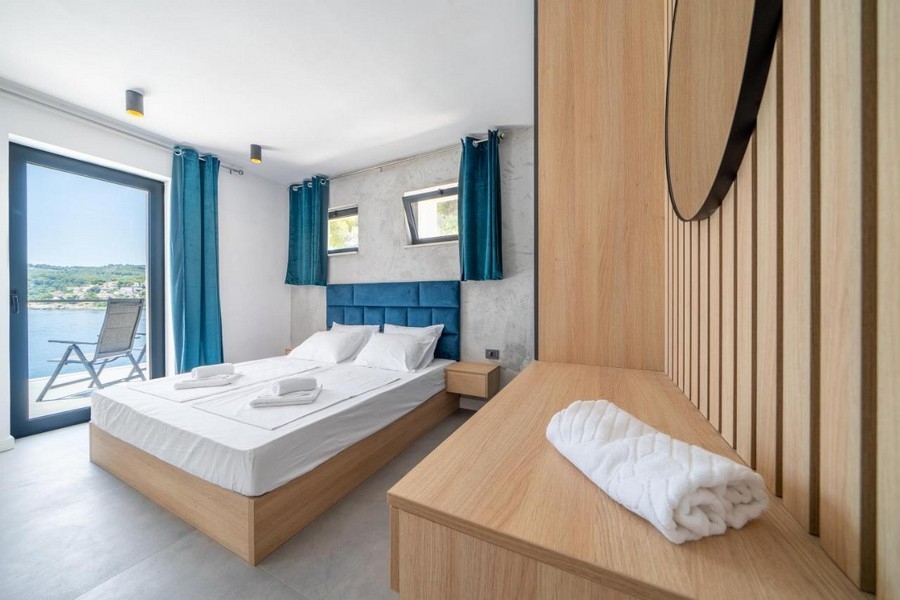 Spálňa s manželskou posteľou a výhľadom na more