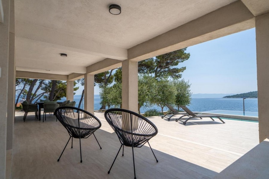 Krytá terasa s posedením a výhľadom na more