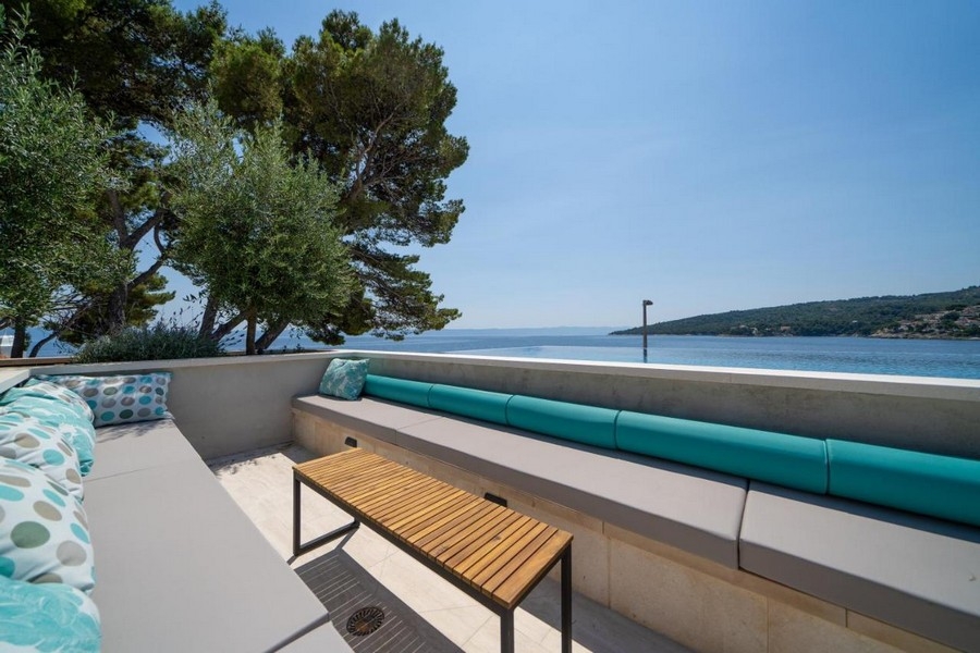 Moderný salónik pri bazéne s výhľadom na more