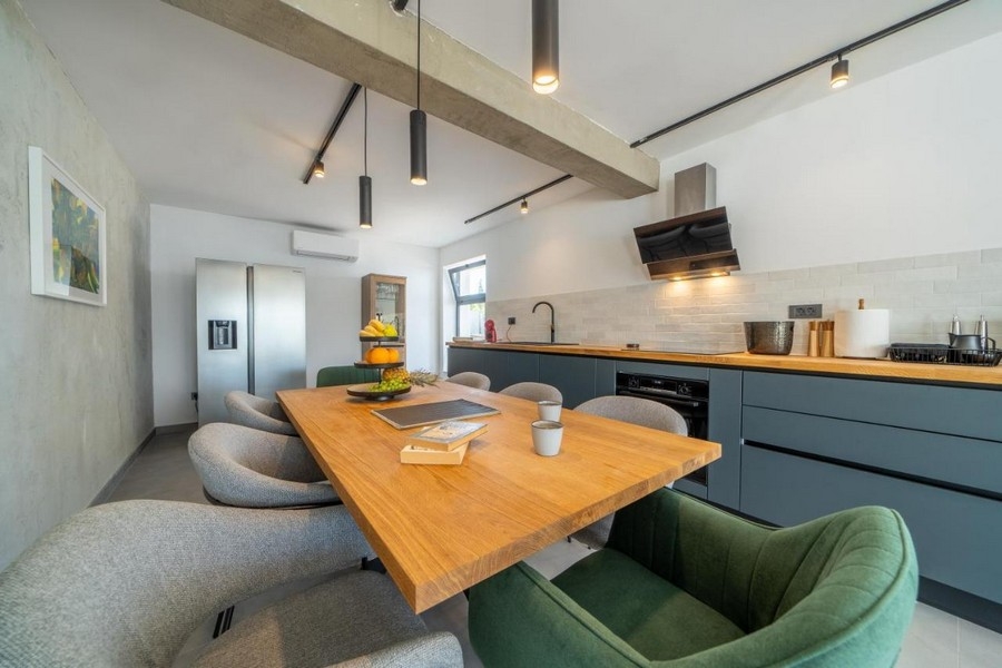 Moderná kuchyňa s veľkým dreveným stolom