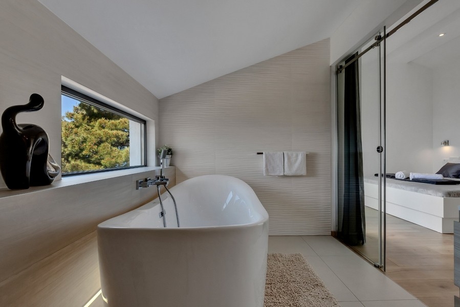 Kúpeľňa s vaňou a oknom