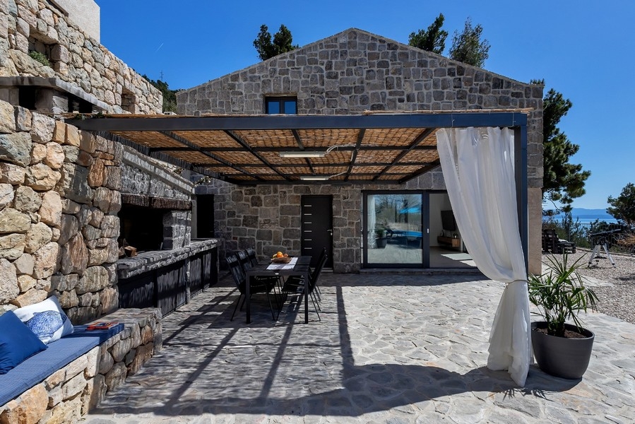 Krytá terasa s jedálenským kútom a grilom